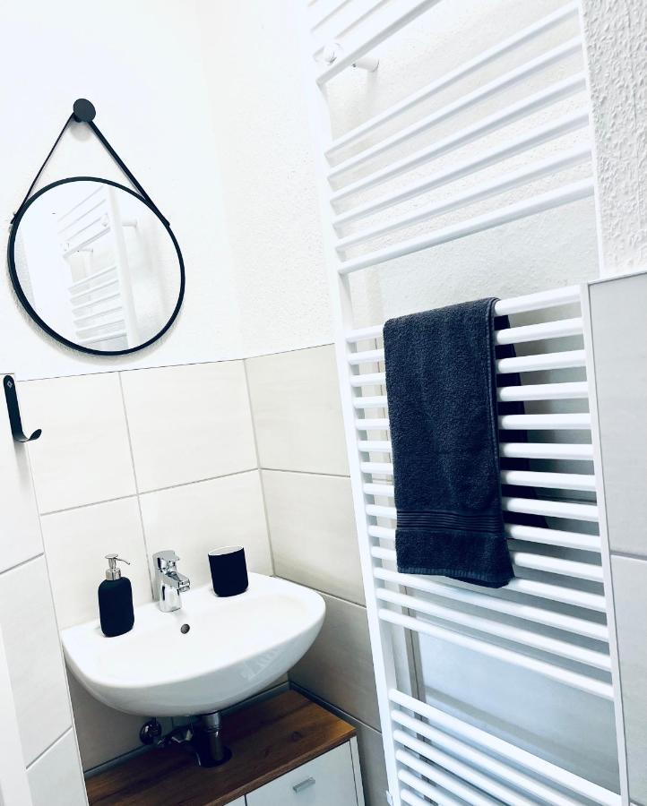 Renoviertes Apartment In Zentraler Lage - Wlan, Smart-Tv, Kueche, Balkon Und Queensize-Bett Fuer 4 Gaeste Erfurt Exterior foto